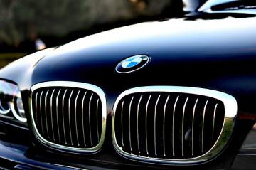 Retouche peinture sur les marques de voiture du groupe BMW
